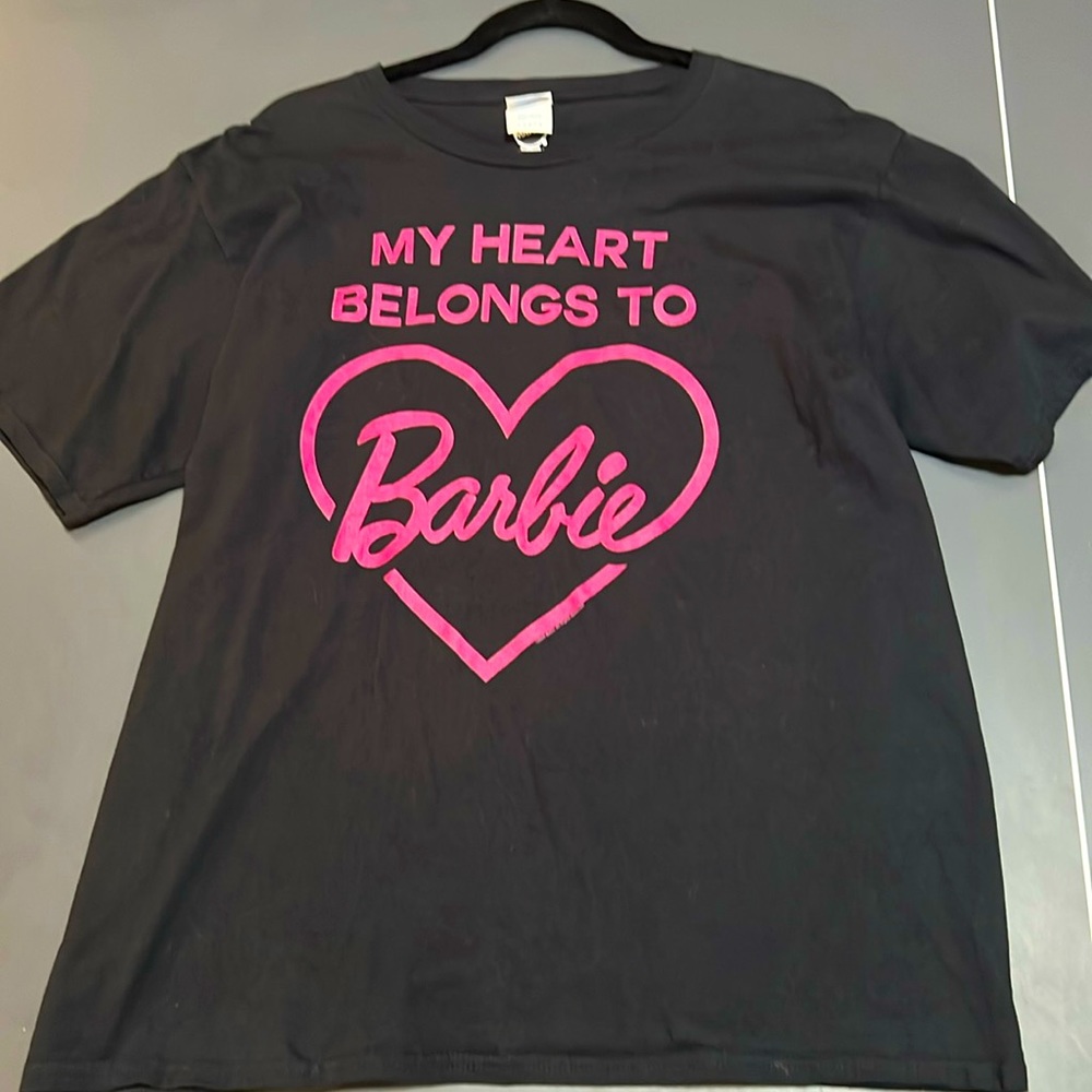 💖 EUC Mattel MY HEART BELONGS TO BARBIE unisex black & hot pink tee shirt
